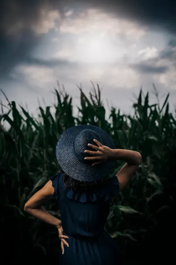 Fatimata Roche, accompagnatrice professionnelle Faty & Vous, dans un champ près de Mayenne